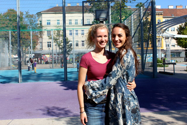 Cornelia Gröschel (li) spielt die "Valerie" im Film, Maddalena Hirschal die "Tanja"