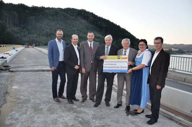 Landespolizeidirektor Andreas Pilsl (ist auch ÖVP-GR in Grein), Bgm. von Ardagger Johannes Pressl, Straßenbaudirektor Stv. Josef Decker (Land NÖ), LT-Präs. Johann Heuras, LH-Stv. Franz Hiesl, LAbg. Michaela Hinterholzer, Bgm. von Grein Manfred Michlmayr. | Foto: Julian Wolfsegger