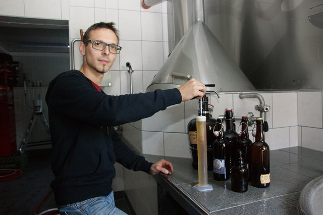 Xandl Pichler in der selbst gebauten Brauerei. 500 Liter Bier füllt der Vitiser jede Woche ab.
