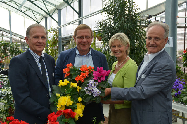 ÖR Albert Trinkl, Präsident Bundesverband der Österreichischen Gärtner, ÖR Paul Fuchsberger, Obmann Salzburger Gärtner und Gemüsebauern, ÖR Elisabeth Hölzl, Vizepräsidentin der Landwirtschaftskammer Salzburg, Landesbäuerin und Ing. ÖR Alois Hintringer, Betriebsleiter der Gärtnerei Zmugg mit heimischen Blumen. | Foto: LKS