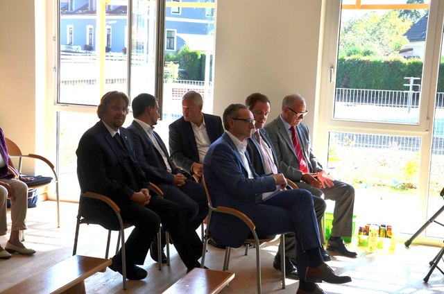 Ehrengäste v.l.: Dechant Maximilian Tödtling, Landesrat Michael Schickhofer, voestalpine-Vorstandsvorsitzender Franz Kainersdorfer, Casedo GmbH-Geschäftsführer Paul Felsberger, WIKI-Obmann Bernhard Ederer und Vizebürgermeister Maxilian Jäger