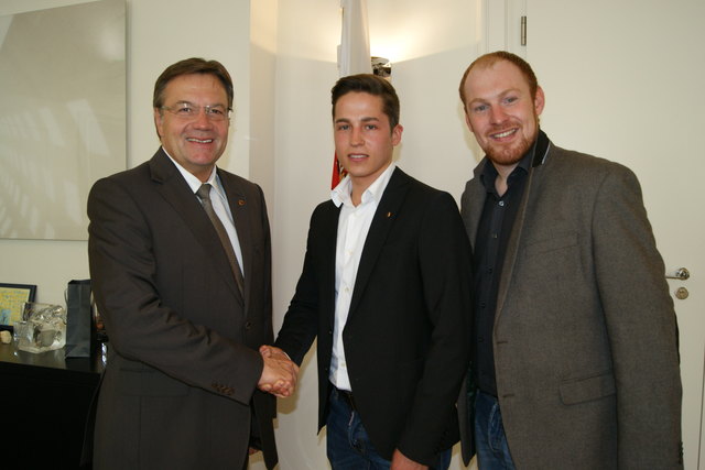 Landeshauptmann Günther Platter und JVP-Landesobmann Dominik Schrott (r.)gratuliert dem neuen JVP-Bezirksobmann Philipp Gaugl (mitte) zur seiner neuen Aufgabe. | Foto: JVP