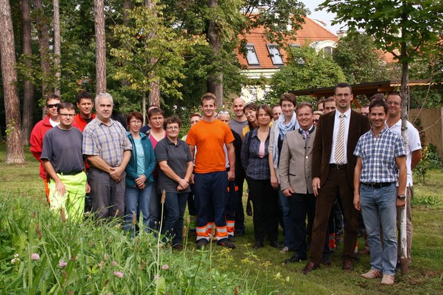 Ludwig Mayr, Leiter der Stadtgärtner, STR Roland Honeder, Umweltgemeinderat Leopold Spitzbart, Susanne Heinisch, die den Baumkataster betreut, und Erika Karner vom Land Niederösterreich mit Stadtgärtnern und Kursteilnehmern.