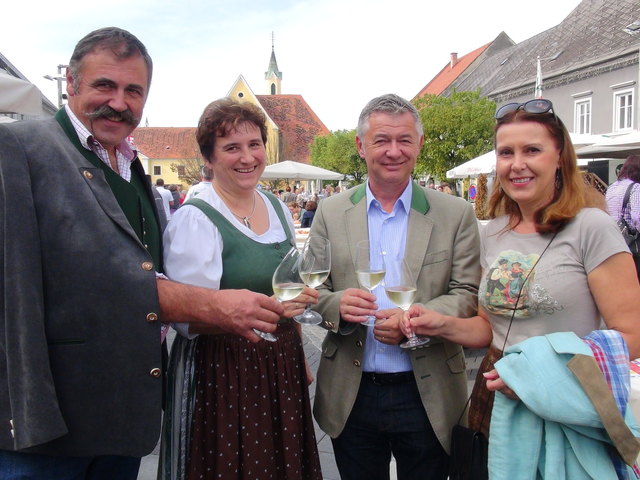 Ein Prosit auf "Kulinarik & Wein": Bgm. Rudolf Stiendl, LAbg. Peter Tschernko und Irmgard Wran-Schumer.
