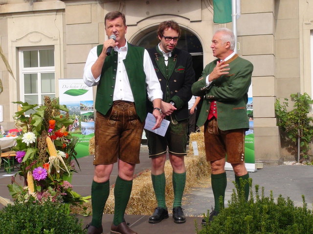 Eröffnung von "Kulinarik & Wein": Tourismusvorsitzender Karlheinz Hödl, Moderator Daniel Neuhauser und Bgm. Helmut Leitenberger.