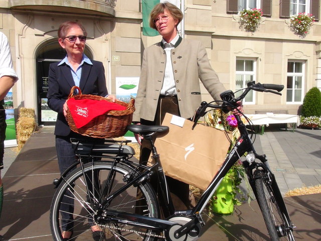 Brigitta Kada und Barbara Draxler bei der Verlosung eines E-Bikes von Leibnitz lädt ein.