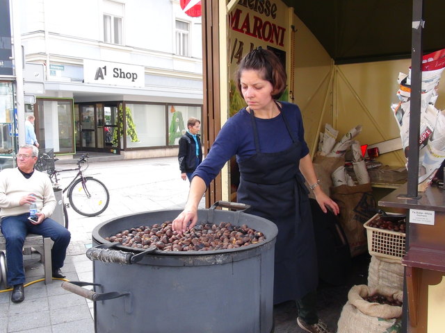Nicht fehlen dürfen bei "Kulinarik & Wein" gebratene Maroni.