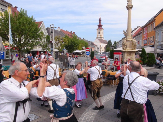 Am Hauptplatz tanzte die Volkstanzgruppe Gumpoldskirchen auf.