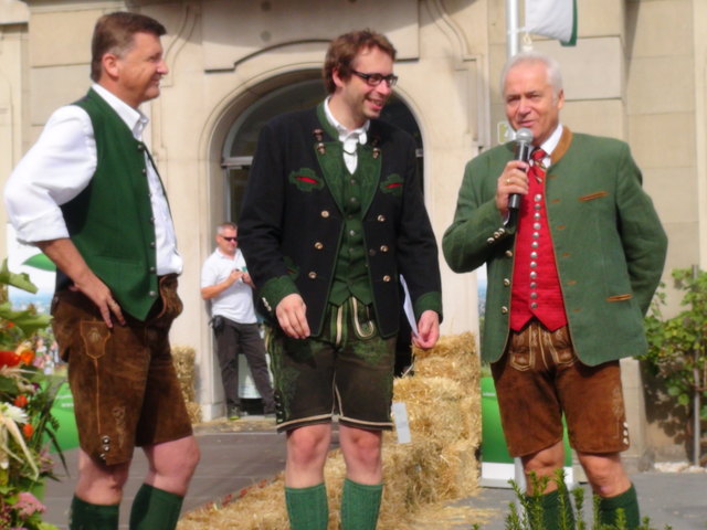 Eröffnung von "Kulinarik & Wein": Tourismusvorsitzender Karlheinz Hödl, Moderator Daniel Neuhauser und Bgm. Helmut Leitenberger.