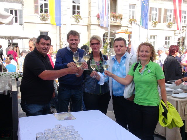 Ein Prosit auf "Kulinarik & Wein".