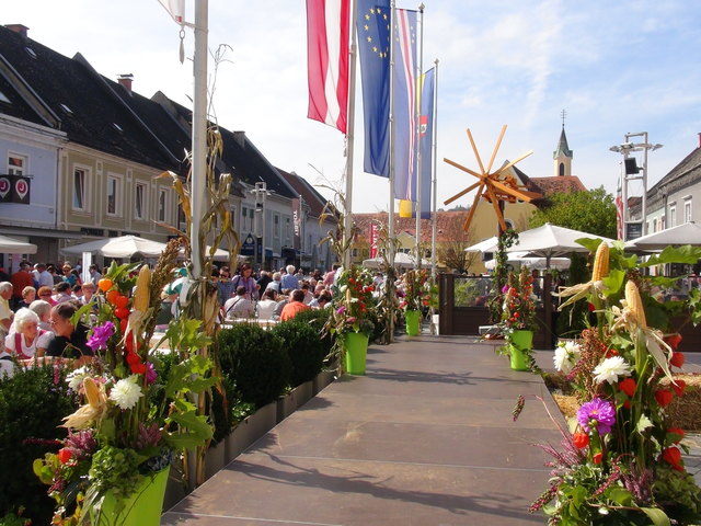 Am Vormittag war der Laufsteg vorm Rathaus leer.
