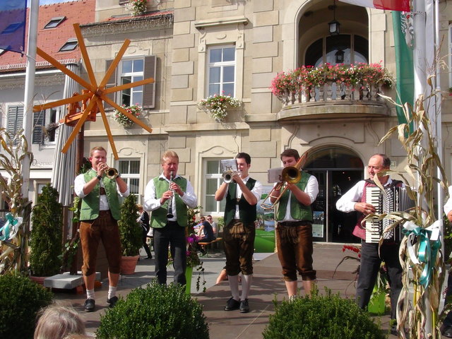 Das "7ma Belch" spielte vorm Rathaus auf.