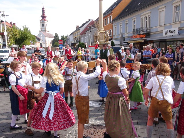 Am schönsten Platz des Südens tanzten die Kinder der Kindervolkstanzgruppe St. Nikolai im Sausal.