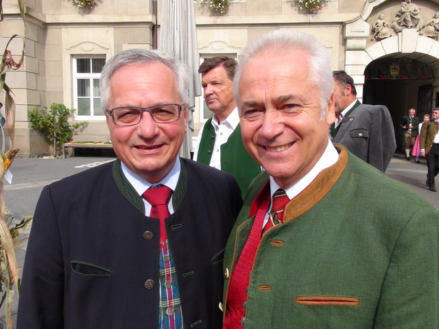 Grund zum Feiern hatten bei "Kulinarik & Wein" die Bürgermeister Ferdinand Köck (Gumpoldskirchen) und Helmut Leitenberger (Leibnitz. Heuer  feiert die Partnerschaft zwischen der niederösterreichischen Marktgemeinde und der Weinstadt das 40-Jahre-Jubiläum.