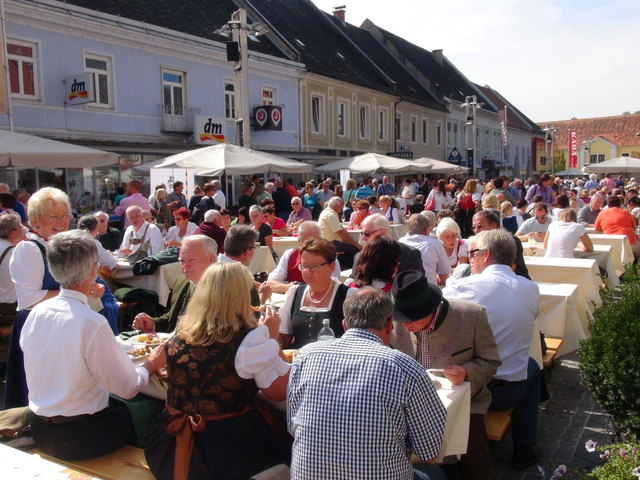 Herzhaft essen und trinken konnten die Besucher von "Kulinarik & Wein" am Leibnitzer Hauptplatz.