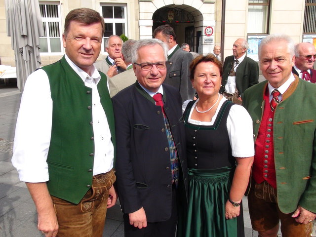 40 Jahre Partnerschaft Gumpoldskirchen-Leibnitz feierten bei "Kulinarik & Wein" auch (v.l.n.r.) Vizebgm. Karlheinz Hödl, Bgm. Ferdinand Köck, Vizebgm. Kristina Binder und Bgm. Helmut Leitenberger.
