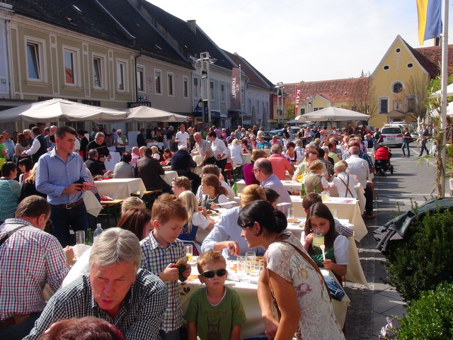 Die Besucher strömten zu "Kulinarik & Wein" am Leibnitzer Hauptplatz.