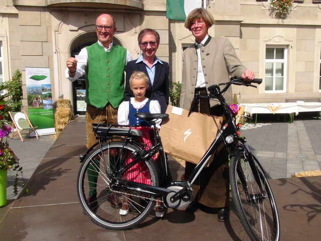 Hans-Wolfgang Strauss, Brigitta Kada, Barbara Draxler mit dem Glücksengerl und dem verlosten E-Bike von Radlsport.