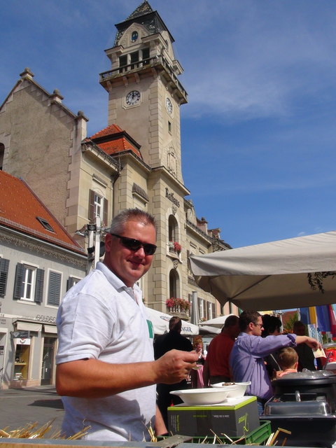 "Kulinarik & Wein" vor dem Leibnitzer Rathaus.
