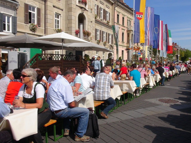 Die Reihen dicht geschlossen bei "Kulinarik & Wein" am Leibnitzer Hauptplatz.