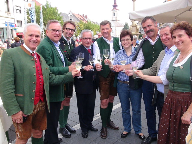 Ein Prosit auf die jubilierende Partnerschaft zwischen Gumpoldskirchen und Leibnitz sowie auf "Kulinarik & Wein".