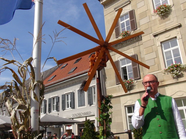 Hans-Wolfgang Strauss bei der Verlosung von Leibnitz lädt ein.