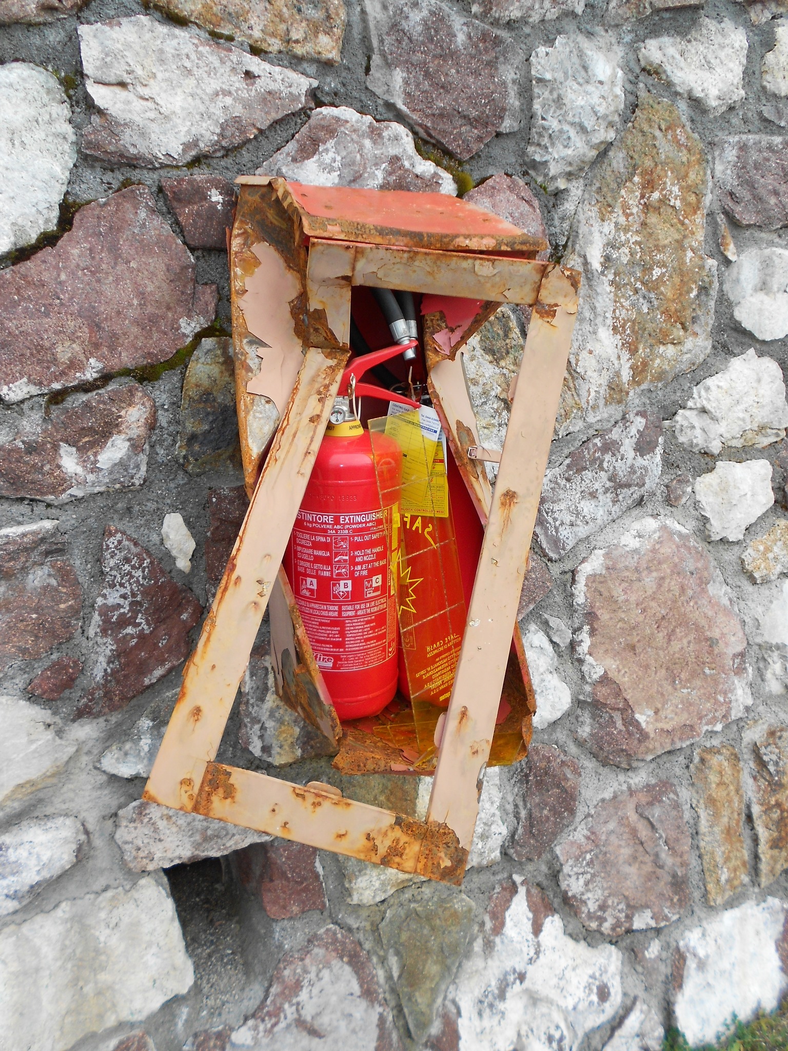 Bei Feuer:Scheibe einschlagen und Feuerlöscher entnehmen!!!!Dann