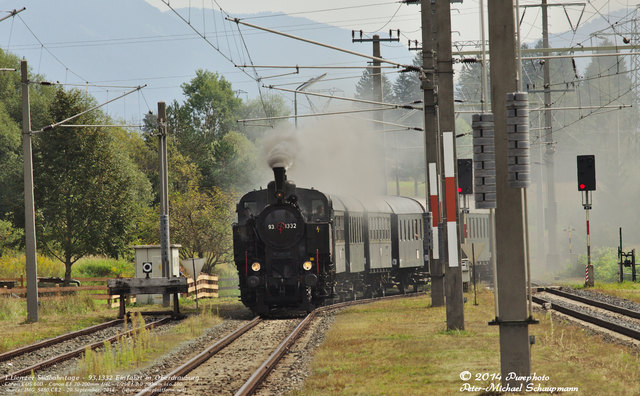 Sonderzug mit Lok  99.1332 bei der Einfaht in Oberdrauburg