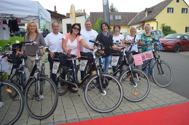 Triumphzug: Auch das E-Bike Probefahren fand bei den Damen großen Anklang.