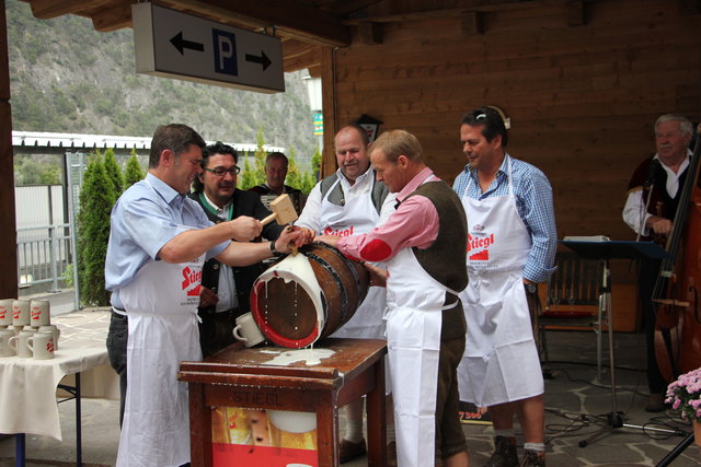 Bgm. Gerhard Krug, Christian Egger, Klaus Höpperger, Stefan Patcheider und Hatald Höpperger beim  -:( Bieranstich