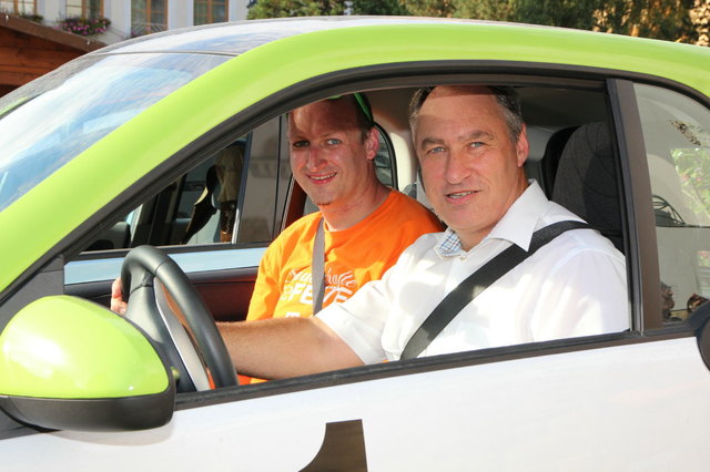 Eine kleine Spritztour im Elektroauto, Michael"Solar"Sigmund und BGM Josef Schmidl-Haberleitner.