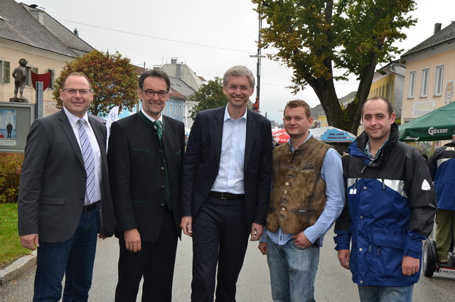 Bürgermeister Hofrat DI Josef Rathgeb, WB-Bezirksobmann Reinhard Stadler, Wirtschaftslandesrat Dr. Michael Strugl, Wirtschaftsbundobmann von Oberneukirchen-Waxenberg-Traberg Karl Pramer und Jakob Burgstaller (Zivilschutzverband und FF Oberneukirchen)
