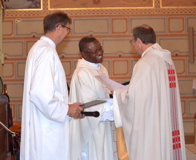 Pfarrer Paulinus nimmt das Ernennungsdekret und die Schlüssel von Generalvikar Jakob Bürgler entgegen.