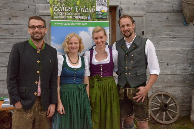 Die Organisatoren in fescher Tracht - GF von Urlaub am Bauernhof Salzburg Hannes Handlechner, Anneliese Leitner (Marketing), mit den Almleuten Christine und Rudi Nussbaumer freuten sich über viele Besucher beim Almausklangfest auf der Dientalm in Mühlbach.