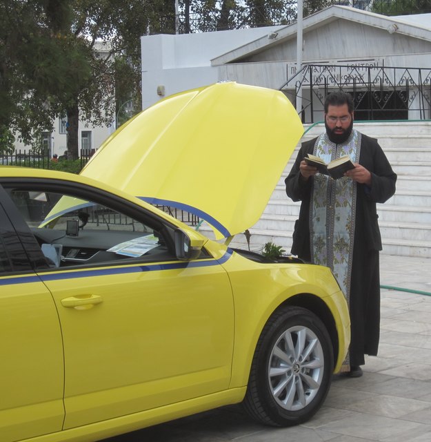 vor einer Kirche im Hafen von Piräus, Athen, wurde ein neues Taxi "getauft"