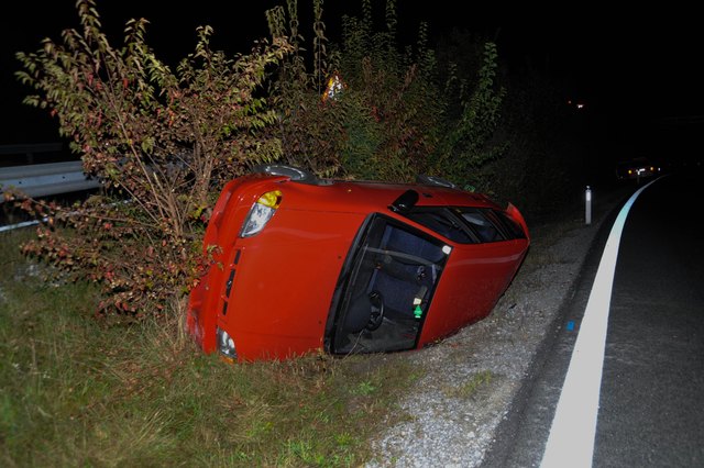 Die vier Insassen erlitten beim Unfall Verletzungen unbestimmten Grades. | Foto: ZOOM-Tirol