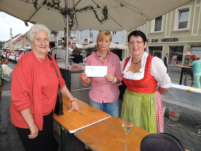 Oma Lang und Christa Ziegler gratulierten der glücklichen Gewinnerin zum Gutschein aus dem Hause Lang.