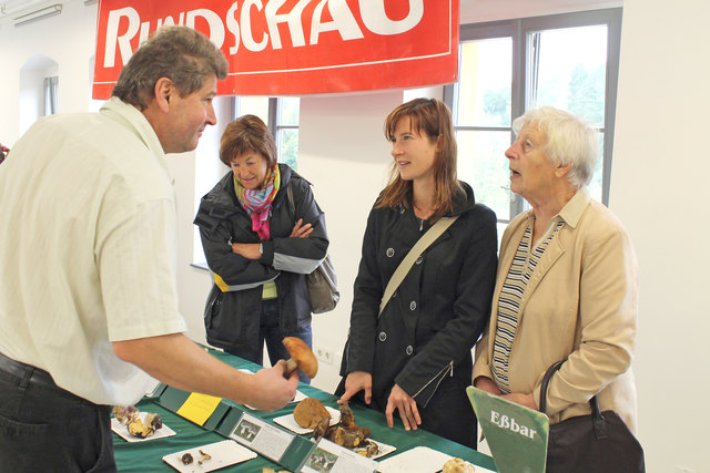 Josef Steininger (MYAK) mit Romana Neissl aus Altenhof, Astrid Wolfmayr aus St. Martin und Maria Schöffl aus St. Veit.