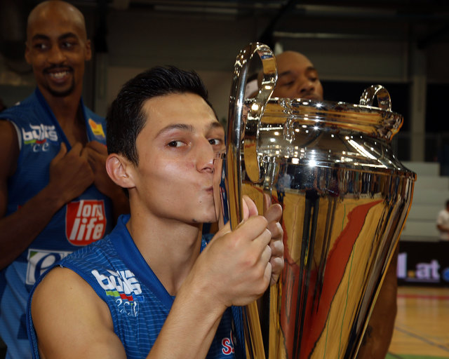 Mustafa Hassan Zadeh, heuer erstmals in der Kampfmannschaft, mit dem Pokal.