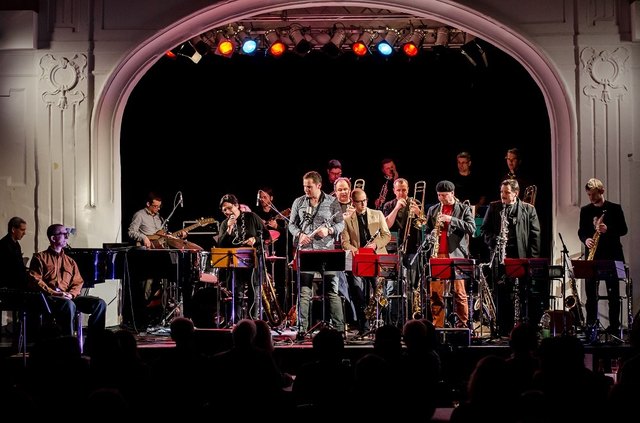 Kabarettist Gunkl und das "Upper Austrian Jazz Orchestra" unterhalten in Gramastetten.