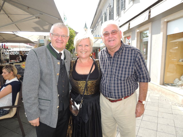 Weinbauschuldirektor Anton Gumpl mit seiner Renate und Zeitungsmacher i.R.  August Kauran.