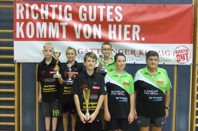 Atus Traismauer Obmann Walter Ast mit seinen Tischtennis-Schützlingen. | Foto: privat