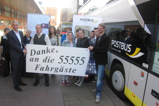 Wolfram Gehri, ÖBB-Postbus und Martin Bucher vom VVT bedankten sich bei den Fahrgästen des Schnellbusses aus Lienz | Foto: ÖBB