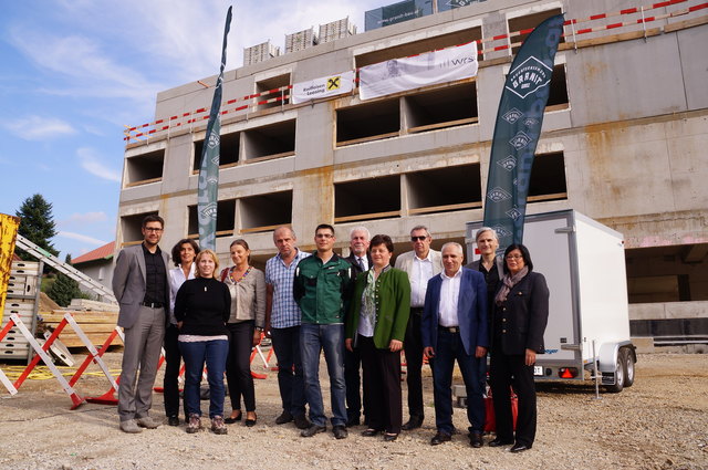Gleichenfeier: Projektbeteiligte und Ehrengäste feierten das erste Etappenziel für den Neubau des Bezirkspflegeheimes in Krieglach.
