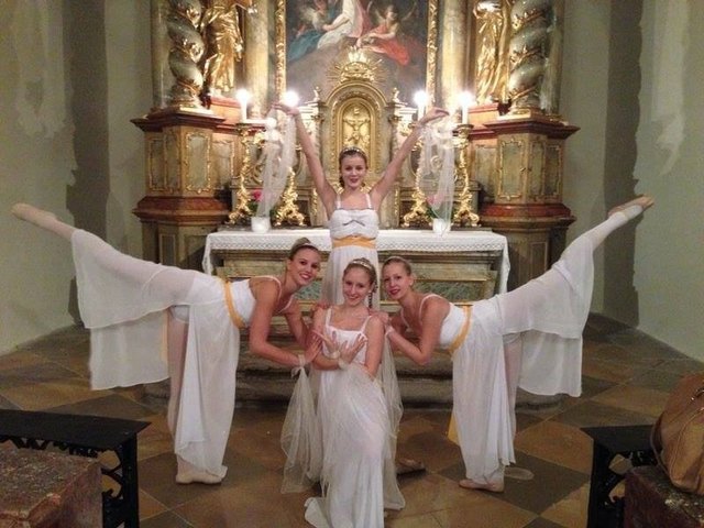 Wenn Engel durchs Kirchenschiff schweben, dann geht ein Raunen durch die Besucher in den Kirchenbänken