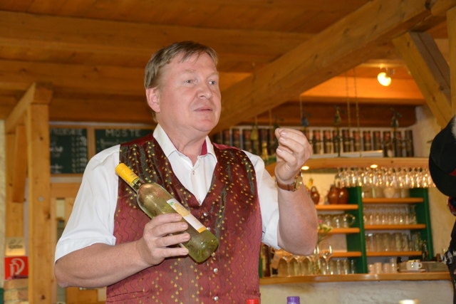 Mostbaron Anton Distelberger erklärt die Besonderheiten des Gourmetmosts.