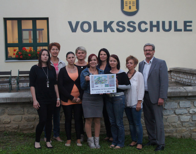 Aktion Schulstarthilfe (von links): Marina Nagy, Vbgm. Monika Pock, Natascha Mund, Michaela Sampt, Cornelia Pock, Sandra Jud, Romana Röck, Alexandra Meitz, Bgm. Helmut Sampt | Foto: Gemeinde Neuhaus