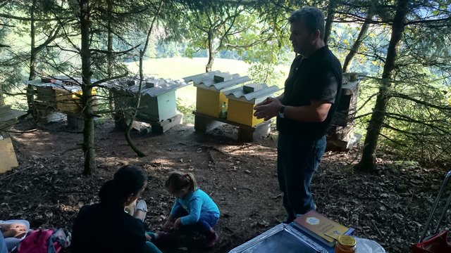 Wandertag des Familienzentrums Dialog mit mehr als einem (Bienen)Erlebnis allein! - Herr Dževad Ramić, ein sachkundiger Hobby-Imker  und ein hervorragender Gastgeber!