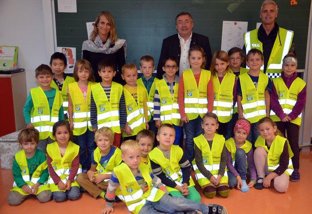 Die Erstklassler der Volksschule Altheim sind ab sofort sichtbarer unterwegs.