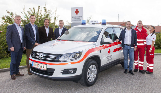 Gottfried Hochreiter, Ärztevertreter Bernhard Schütz und Alexander Gallee, Wolfgang Hochreiter, Autohaus-Chef Thomas Hammerschmid und die Rot-Kreuz-Mitarbeiter Christian Jachs und Kerstin Führlinger bei der offiziellen Übergabe des VW Tiguan. | Foto: beha/Denkmaier